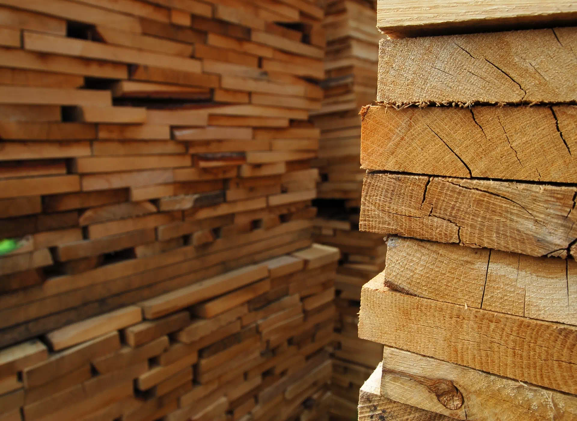 popękane drewniane deski